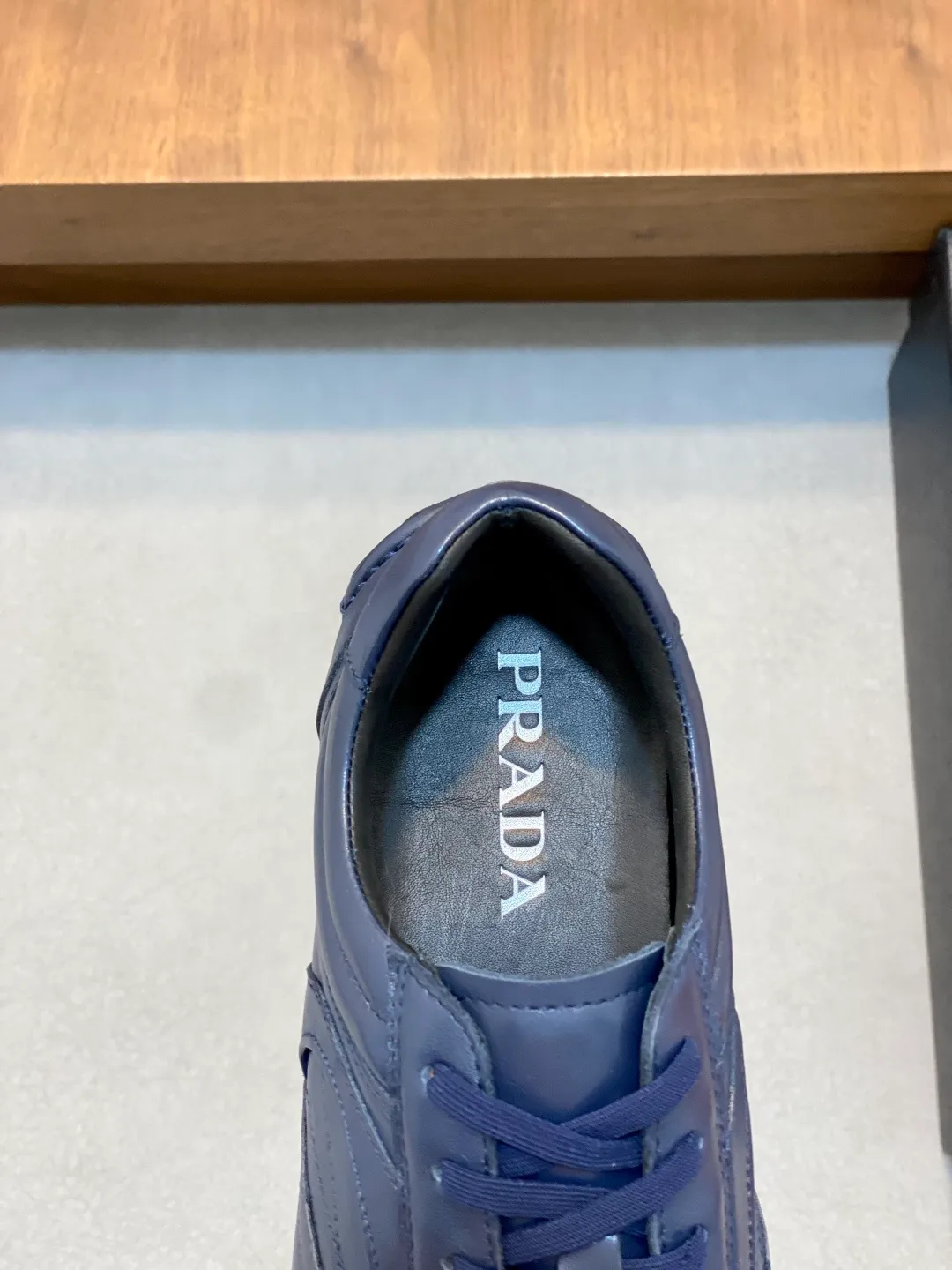 Men's Men's Shoes 💰800 Prada/Prada Men's Leather Casual Sports Shoes, a hot product made in Guangzhou! Made of imported calfskin splicing upper, three-dimensional geometric segmentation, precision manufacturing, uniform stitching, leather texture at a glance, multi-color splicing, fashionable and generous, soft, comfortable and breathable, decorated with PRADA letter logo on the outside, classic letter logo on the tongue, fabric strap on the heel, P family's classic sports shoe type, with fabric lining, silver logo cowhide foot pads, and P family's exclusive rubber outsole. The details are carefully crafted, making it a versatile item for travel! Comes with original box and dust bag! Multiple colors available! Size: 39-40-41-42-43-44 standard leather shoe size (38, 45 customized ¥)